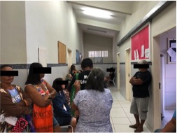 Figura 2: Fila de pacientes esperando para serem atendidos no acolhimento.