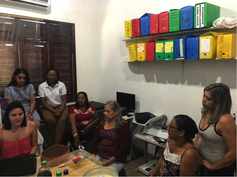 FOTO 1- Reunião com a equipe sobre o tema: acolhimento.
