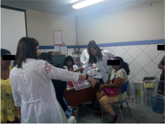 Figura 3: Momento de realização dos testes rápidos de HIV e sífilis com os estudantes.